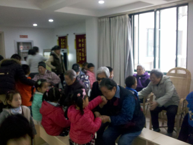水秀中心金色江南分院幼儿院小朋友来蓝天养老院感恩节和老人们在一起
